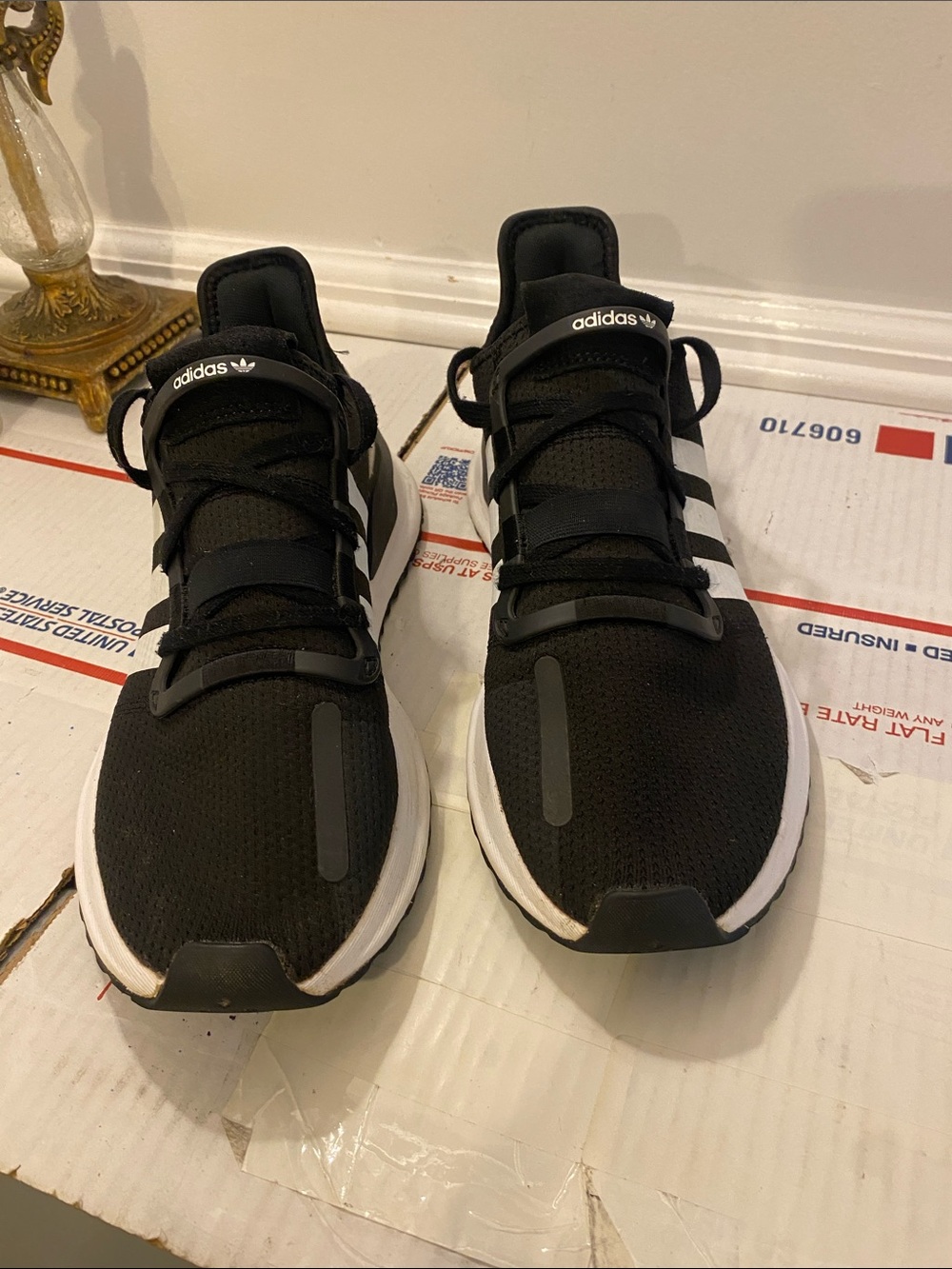 Adidas size 9.5 sneakers good condition